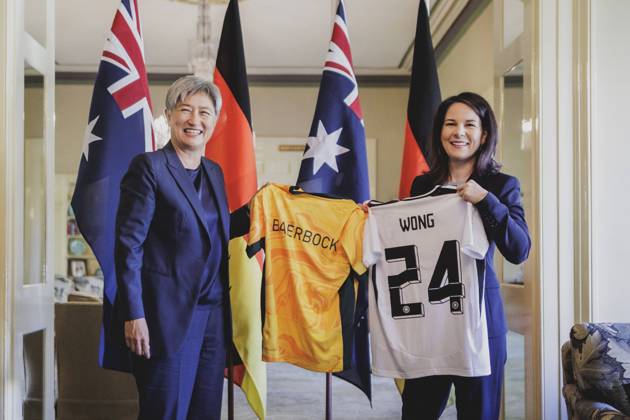 Bilder des Jahres 2024, News 05 Mai News Themen der Woche KW18 (R-L) Annalena Baerbock (Buendnis 90 Die Gruenen), Bundesaussenministerin, und Penny Wong, Aussenministerin von Australien, aufgenommen im Rahmen eines gemeinsamen Treffens in Adelaide, 03.05.2024. Baerbock reist fuer politische Gespraeche nach Australien, Neuseeland und Fidschi. Fotografiert im Auftrag des Auswaertigen Amtes. Adelaide Australien Copyright: xFlorianxGaertnerxAAxphotothek.dex
