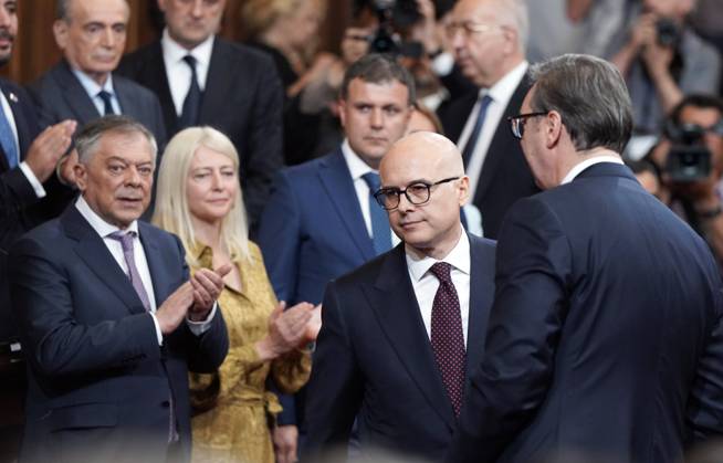 Bilder des Jahres 2024, News 05 Mai News Themen der Woche KW18 News Bilder des Tages (240502) -- BELGRADE, May 2, 2024 -- Serbia s new Prime Minister Milos Vucevic (C) is congratulated after taking the oath during a swearing-in ceremony at the Serbian Parliament building in Belgrade, Serbia, on May 2, 2024. The Serbian parliament elected the country s new government on Thursday, led by Prime Minister Milos Vucevic. Vucevic s government, with Finance Minister Sinisa Mali as the first deputy prime minister, was sworn into duty after it garnered 152 votes in the 250-member parliament. (Photo by Xinhua) SERBIA-BELGRADE-NEW GOVERNMENT PredragxMilosavljevic 