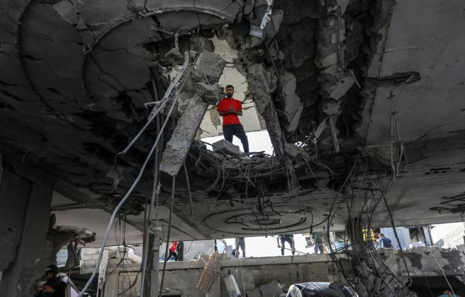Bilder des Jahres 2024, News 05 Mai News Themen der Woche KW18 Palestinians check the damage in the aftermath of an Israeli airstrike in Rafah, in the southern Gaza Strip, on Friday, May 3, 2024. The bombing resulted in the death of seven members of one family, according to medical sources.  GAZ2024050302 IsmaelxMohamad