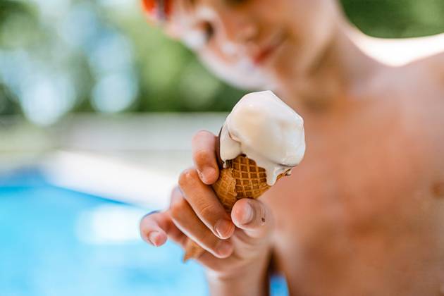 IMAGO Creative, Jahreszeit Sommer, Sommerferien Close up of child holding dripping ice cream cone in summer McClure, Illinois, United States CR_WEKW240429C-1417832-01 ,model released, Symbolfoto