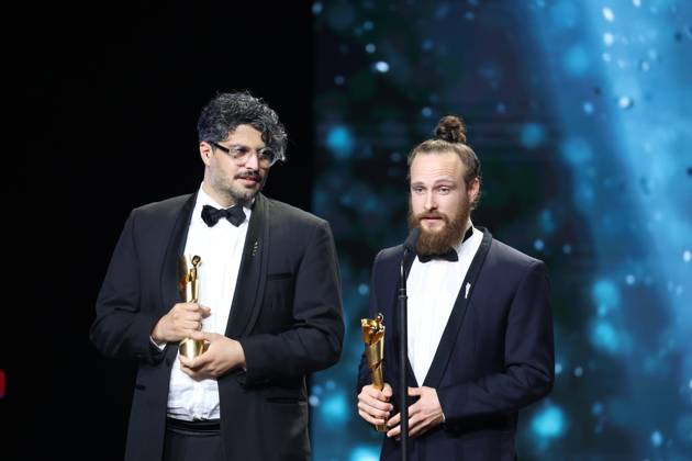 Deutscher Filmpreis 2024 Tobias Krell (Checker Tobi) und BESTE VISUELLE EFFEKTE Kariem Saleh, Adrian Meyer · DIE THEORIE VON ALLEM bei der Verleihung der Lola - Deutscher Filmpreis 2024 im Theater am Potsdamer Platz in Berlin 03.05.2024 Copyright: xEventpressx