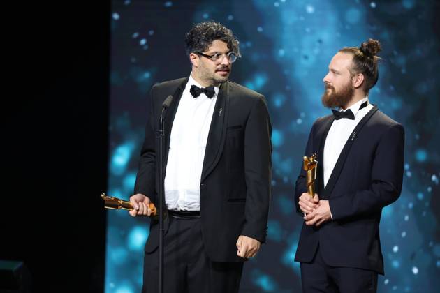 Deutscher Filmpreis 2024 Tobias Krell (Checker Tobi) und BESTE VISUELLE EFFEKTE Kariem Saleh, Adrian Meyer · DIE THEORIE VON ALLEM bei der Verleihung der Lola - Deutscher Filmpreis 2024 im Theater am Potsdamer Platz in Berlin 03.05.2024 Copyright: xEventpressx