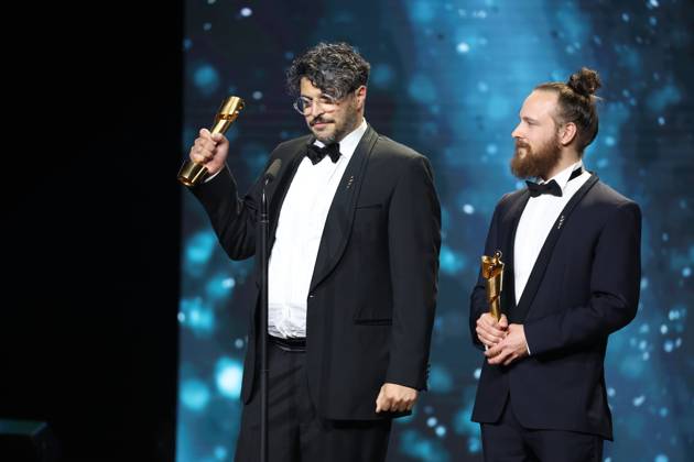 Deutscher Filmpreis 2024 Tobias Krell (Checker Tobi) und BESTE VISUELLE EFFEKTE Kariem Saleh, Adrian Meyer · DIE THEORIE VON ALLEM bei der Verleihung der Lola - Deutscher Filmpreis 2024 im Theater am Potsdamer Platz in Berlin 03.05.2024 Copyright: xEventpressx