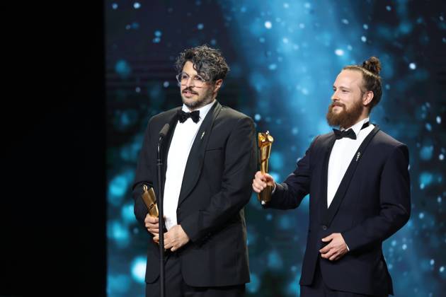 Deutscher Filmpreis 2024 Tobias Krell (Checker Tobi) und BESTE VISUELLE EFFEKTE Kariem Saleh, Adrian Meyer · DIE THEORIE VON ALLEM bei der Verleihung der Lola - Deutscher Filmpreis 2024 im Theater am Potsdamer Platz in Berlin 03.05.2024 Copyright: xEventpressx