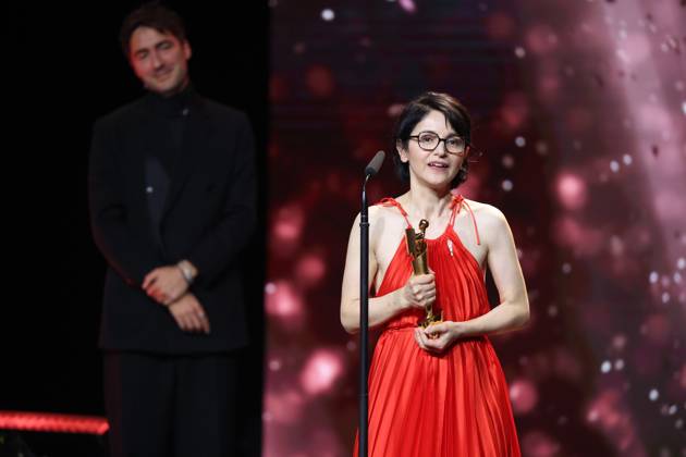 Deutscher Filmpreis 2024 Ilker Catak und BESTE REGIE AysÌße Polat Â· IM TOTEN WINKEL bei der Verleihung der Lola - Deutscher Filmpreis 2024 im Theater am Potsdamer Platz in Berlin 03.05.2024 Copyright: xEventpressx