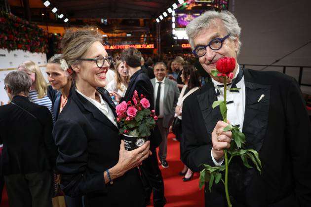 Deutscher Filmpreis 2024 Wim Wenders und Donata Wenders nehmen sich Blumen mit auf der Party bei der Verleihung der Lola - Deutscher Filmpreis 2024 im Theater am Potsdamer Platz in Berlin Datum: 03.05.2024 Copyright: xEventpressx