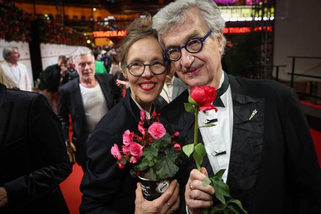Deutscher Filmpreis 2024 Wim Wenders und Donata Wenders nehmen sich Blumen mit auf der Party bei der Verleihung der Lola - Deutscher Filmpreis 2024 im Theater am Potsdamer Platz in Berlin Datum: 03.05.2024 Copyright: xEventpressx