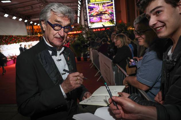 Deutscher Filmpreis 2024 Wim Wenders gibt Autogramme an Fans auf der Party bei der Verleihung der Lola - Deutscher Filmpreis 2024 im Theater am Potsdamer Platz in Berlin Datum: 03.05.2024 Copyright: xEventpressx