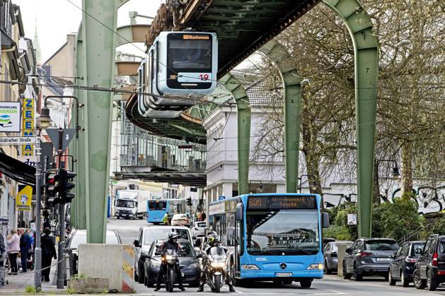 Verkehr mit Schwebebahn, Bus, Autos uns Motorraedern in Vohwinkel,, Deutschland, NRW, Bergisches Land, Wuppertal Traffic with suspension railroad, bus, cars and motorcycles in Vohwinkel, Germany, North Rhine-Westphalia, Bergisches Land, Wuppertal BLWS708999