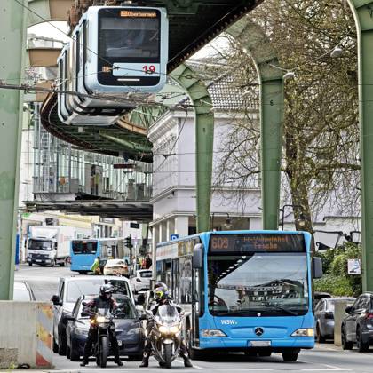 Verkehr mit Schwebebahn, Bus, Autos uns Motorraedern in Vohwinkel,, Deutschland, NRW, Bergisches Land, Wuppertal Traffic with suspension railroad, bus, cars and motorcycles in Vohwinkel, Germany, North Rhine-Westphalia, Bergisches Land, Wuppertal BLWS709000
