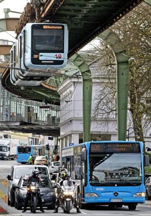 Verkehr mit Schwebebahn, Bus, Autos uns Motorraedern in Vohwinkel,, Deutschland, NRW, Bergisches Land, Wuppertal Traffic with suspension railroad, bus, cars and motorcycles in Vohwinkel, Germany, North Rhine-Westphalia, Bergisches Land, Wuppertal BLWS709001