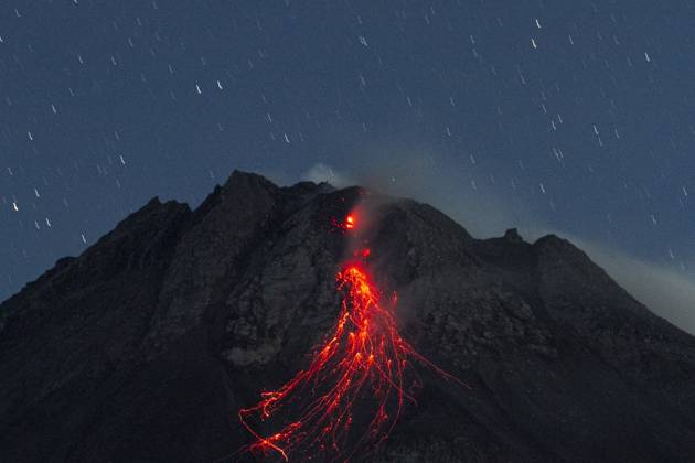 Bilder des Jahres 2024, News 05 Mai News Themen der Woche KW18 News Bilder des Tages May 5, 2024, Magelang, Central Java, Indonesia: Mount Merapi spews volcanic material, seen from Ngori Hamlet, Srumbung Village, Magelang Regency, Central Java Province. Magelang Indonesia - ZUMAb228 20240505_zip_b228_003 Copyright: xAnggaxBudhiyantox