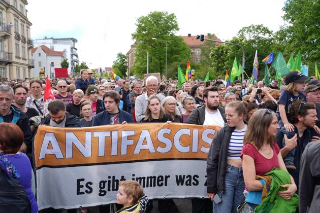 Bilder des Jahres 2024, News 05 Mai News Themen der Woche KW18 Datum: 05.05.2024 Ort: Dresden So viele Menschen haben lange nicht, wohl sogar noch nie, auf dem Dresdner Pohlandplatz demonstriert: Hier am Tatort, der Schandauer Strasse in Dresden-Striesen, ist am spaeten Freitagabend der SPD-Spitzenkandidat fuer die Europawahl, Matthias Ecke, brutal zusammengeschlagen worden. Inzwischen hat sich ein 17-jaehriger Tatverdaechtiger mit seiner Mutter bei der Polizei gestellt, die Ermittlungen dauern noch weiter an. Das ganze Land ist schockiert und fragt sich: War das erst der Anfang der Gewalt gegen Politikerinnen und Politiker? Auch deshalb ist der Fall so brisant, weil nur wenige Minuten vor dem blutigen Angriff bereits ein Gruenen-Politiker auf der Schandauer Strasse angegriffen wurde. Und auch am xBartschx