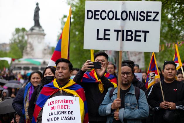 Bilder des Jahres 2024, News 05 Mai News Themen der Woche KW18 News Bilder des Tages Tibetans Protest Against Xi Jinping?s Visit - Paris People gather at Place de la Republique to protest against Chinese President Xi Jinping s state visit to France in Paris, France on May 5, 2024. The protesters wanted to denounce China s policy in Tibet, and called on President Emmanuel Macron to raise the issue of human rights, particularly in Tibet, with the Chinese president. Photo by Pierrick Villette ABACAPRESS.COM Paris Idf France  Copyright: xVillettexPierrick ABACAx
