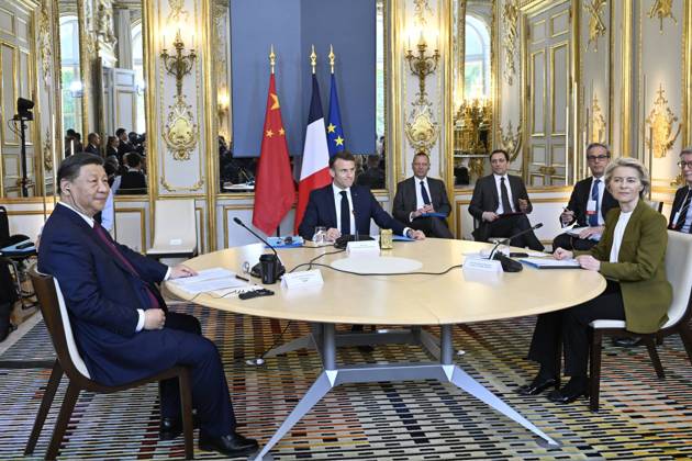 Bilder des Jahres 2024, News 05 Mai News Themen der Woche KW19 News Bilder des Tages French President Emmanuel Macron, European Commission President Ursula Von Der Leyen and Chinese President Xi Jinping meet at the Elys�e Palace in Paris French President Emmanuel Macron, accompanied by Emmanuel Bonne, diplomatic advisor to the French President, la prà sidente de la Commission europà enne Ursula Von Der Leyen et la prà sident chinois Xi Jinping lors dun entretien au palais prà sidentiel de lElysà e à Paris, France, le 6 mai 2024 Eric Tschaen Pool Bestimage French President, European Commission President and Chinese president during a meeting at the Elysee presidential palace in Paris, France, on May 6, 2024 Paris France Copyright: xEricxTschaen Pool BestimagexEricxTschaen Pool Bestimagex