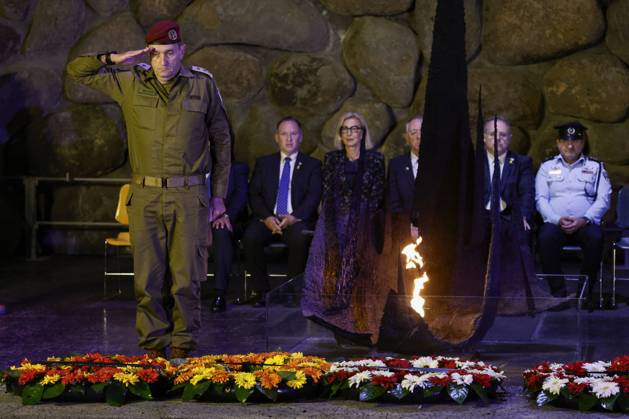 Bilder des Jahres 2024, News 05 Mai News Themen der Woche KW19 News Bilder des Tages Israeli Chief of the General Staff Herzi Halevi attends a wreath-laying ceremony marking Holocaust Remembrance Day in the Hall of Remembrance at Yad Vashem, the World Holocaust Remembrance Center, in Jerusalem, on Monday May 6, 2024. Pool photo by Amir Cohen  JER20240506820 AmirxCohen