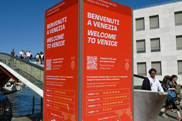 29.04.2024 Im Foto: Eine Stele informiert Besucher der italienischen Stadt Venedig über ein Eintrittsgeld für Tagesbesucher. Fünf Euro musste jeder Besucher zahlen, der die Lagunenstadt besuchen wollte. Die Gebühr galt durchgehend vom 25. April bis zum 5. Mai. Ab dem Wochenende müssen dann Besucher bis Mitte Juli praktisch an allen Samstagen und Sonntagen Eintritt zahlen. Venedig Venetien Italien Copyright: xEHLxMedia Erik-HolmxLanghofx 240429_venedig-eintrittsgeld_5