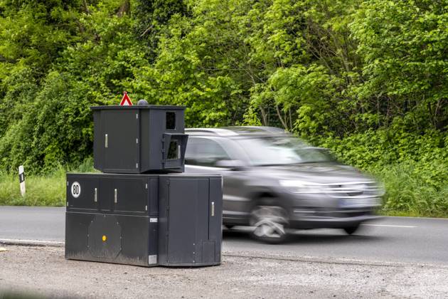 Semistationärer Blitzer an der B227, Hattinger Straße, eingesetzt von der Stadt Gelsenkirchen, Modell TraffiStar S350 von Jenoptik, das Gerät steht temporär, autark bis zu einer Woche, an verschiedenen Messpunkten, kann in 2 Richtungen messen und Blitzen, Lasermesstechnologie, Daten werden per Mobilfunk an die Stadt verschickt, ist auf einem geschützten Anhänger verbaut, im Volksmund auch Panzerblitzer genannt, hier eine 50km h Zone, NRW, Deutschland, Verkehrsblitzer