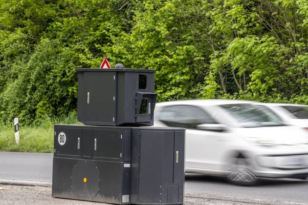 Semistationärer Blitzer an der B227, Hattinger Straße, eingesetzt von der Stadt Gelsenkirchen, Modell TraffiStar S350 von Jenoptik, das Gerät steht temporär, autark bis zu einer Woche, an verschiedenen Messpunkten, kann in 2 Richtungen messen und Blitzen, Lasermesstechnologie, Daten werden per Mobilfunk an die Stadt verschickt, ist auf einem geschützten Anhänger verbaut, im Volksmund auch Panzerblitzer genannt, hier eine 50km h Zone, NRW, Deutschland, Verkehrsblitzer