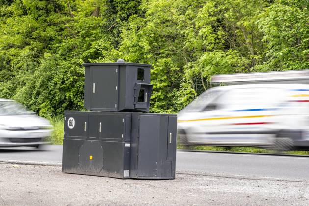 Semistationärer Blitzer an der B227, Hattinger Straße, eingesetzt von der Stadt Gelsenkirchen, Modell TraffiStar S350 von Jenoptik, das Gerät steht temporär, autark bis zu einer Woche, an verschiedenen Messpunkten, kann in 2 Richtungen messen und Blitzen, Lasermesstechnologie, Daten werden per Mobilfunk an die Stadt verschickt, ist auf einem geschützten Anhänger verbaut, im Volksmund auch Panzerblitzer genannt, hier eine 50km h Zone, NRW, Deutschland, Verkehrsblitzer