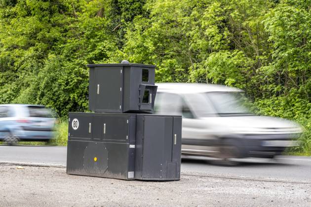Semistationärer Blitzer an der B227, Hattinger Straße, eingesetzt von der Stadt Gelsenkirchen, Modell TraffiStar S350 von Jenoptik, das Gerät steht temporär, autark bis zu einer Woche, an verschiedenen Messpunkten, kann in 2 Richtungen messen und Blitzen, Lasermesstechnologie, Daten werden per Mobilfunk an die Stadt verschickt, ist auf einem geschützten Anhänger verbaut, im Volksmund auch Panzerblitzer genannt, hier eine 50km h Zone, NRW, Deutschland, Verkehrsblitzer