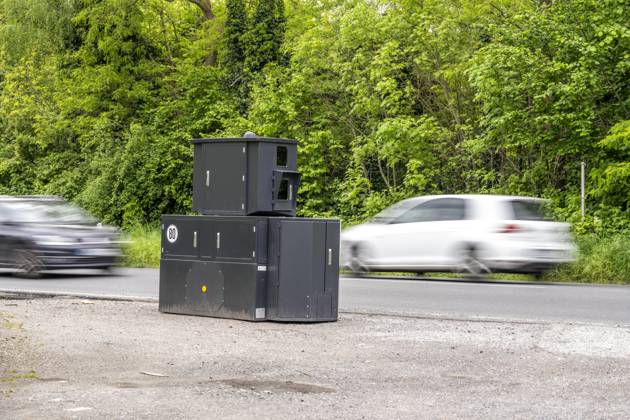 Semistationärer Blitzer an der B227, Hattinger Straße, eingesetzt von der Stadt Gelsenkirchen, Modell TraffiStar S350 von Jenoptik, das Gerät steht temporär, autark bis zu einer Woche, an verschiedenen Messpunkten, kann in 2 Richtungen messen und Blitzen, Lasermesstechnologie, Daten werden per Mobilfunk an die Stadt verschickt, ist auf einem geschützten Anhänger verbaut, im Volksmund auch Panzerblitzer genannt, hier eine 50km h Zone, NRW, Deutschland, Verkehrsblitzer