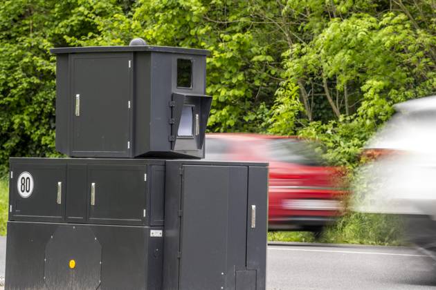 Semistationärer Blitzer an der B227, Hattinger Straße, eingesetzt von der Stadt Gelsenkirchen, Modell TraffiStar S350 von Jenoptik, das Gerät steht temporär, autark bis zu einer Woche, an verschiedenen Messpunkten, kann in 2 Richtungen messen und Blitzen, Lasermesstechnologie, Daten werden per Mobilfunk an die Stadt verschickt, ist auf einem geschützten Anhänger verbaut, im Volksmund auch Panzerblitzer genannt, hier eine 50km h Zone, NRW, Deutschland, Verkehrsblitzer