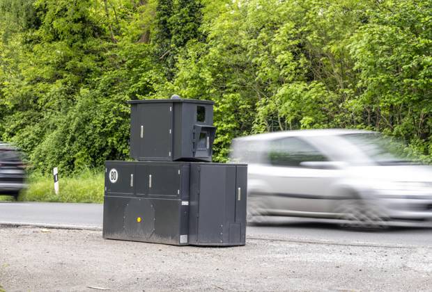 Semistationärer Blitzer an der B227, Hattinger Straße, eingesetzt von der Stadt Gelsenkirchen, Modell TraffiStar S350 von Jenoptik, das Gerät steht temporär, autark bis zu einer Woche, an verschiedenen Messpunkten, kann in 2 Richtungen messen und Blitzen, Lasermesstechnologie, Daten werden per Mobilfunk an die Stadt verschickt, ist auf einem geschützten Anhänger verbaut, im Volksmund auch Panzerblitzer genannt, hier eine 50km h Zone, NRW, Deutschland, Verkehrsblitzer