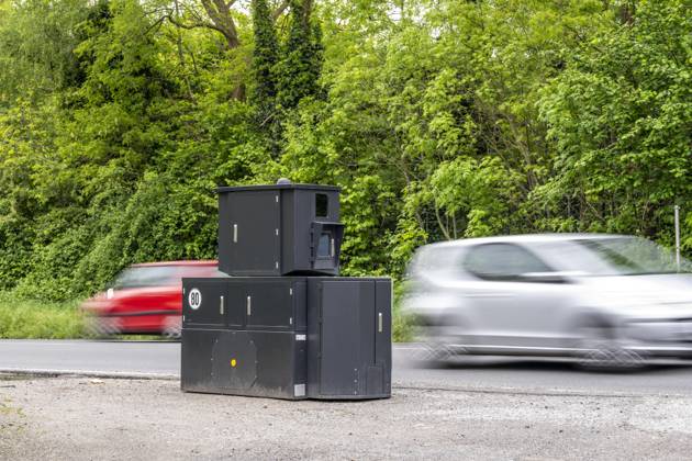 Semistationärer Blitzer an der B227, Hattinger Straße, eingesetzt von der Stadt Gelsenkirchen, Modell TraffiStar S350 von Jenoptik, das Gerät steht temporär, autark bis zu einer Woche, an verschiedenen Messpunkten, kann in 2 Richtungen messen und Blitzen, Lasermesstechnologie, Daten werden per Mobilfunk an die Stadt verschickt, ist auf einem geschützten Anhänger verbaut, im Volksmund auch Panzerblitzer genannt, hier eine 50km h Zone, NRW, Deutschland, Verkehrsblitzer