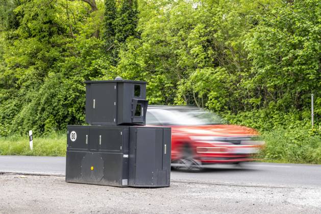 Semistationärer Blitzer an der B227, Hattinger Straße, eingesetzt von der Stadt Gelsenkirchen, Modell TraffiStar S350 von Jenoptik, das Gerät steht temporär, autark bis zu einer Woche, an verschiedenen Messpunkten, kann in 2 Richtungen messen und Blitzen, Lasermesstechnologie, Daten werden per Mobilfunk an die Stadt verschickt, ist auf einem geschützten Anhänger verbaut, im Volksmund auch Panzerblitzer genannt, hier eine 50km h Zone, NRW, Deutschland, Verkehrsblitzer