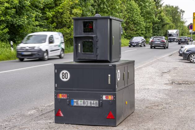 Semistationärer Blitzer an der B227, Hattinger Straße, eingesetzt von der Stadt Gelsenkirchen, Modell TraffiStar S350 von Jenoptik, das Gerät steht temporär, autark bis zu einer Woche, an verschiedenen Messpunkten, kann in 2 Richtungen messen und Blitzen, Lasermesstechnologie, Daten werden per Mobilfunk an die Stadt verschickt, ist auf einem geschützten Anhänger verbaut, im Volksmund auch Panzerblitzer genannt, hier eine 50km h Zone, NRW, Deutschland, Verkehrsblitzer