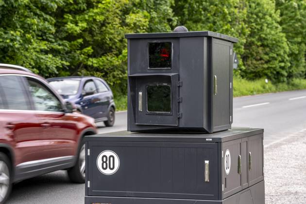 Semistationärer Blitzer an der B227, Hattinger Straße, eingesetzt von der Stadt Gelsenkirchen, Modell TraffiStar S350 von Jenoptik, das Gerät steht temporär, autark bis zu einer Woche, an verschiedenen Messpunkten, kann in 2 Richtungen messen und Blitzen, Lasermesstechnologie, Daten werden per Mobilfunk an die Stadt verschickt, ist auf einem geschützten Anhänger verbaut, im Volksmund auch Panzerblitzer genannt, hier eine 50km h Zone, NRW, Deutschland, Verkehrsblitzer