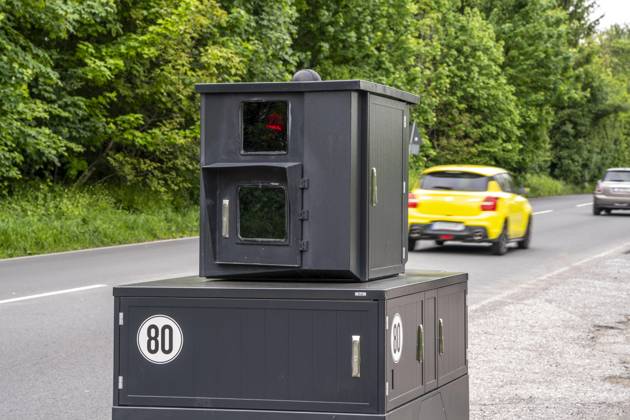 Semistationärer Blitzer an der B227, Hattinger Straße, eingesetzt von der Stadt Gelsenkirchen, Modell TraffiStar S350 von Jenoptik, das Gerät steht temporär, autark bis zu einer Woche, an verschiedenen Messpunkten, kann in 2 Richtungen messen und Blitzen, Lasermesstechnologie, Daten werden per Mobilfunk an die Stadt verschickt, ist auf einem geschützten Anhänger verbaut, im Volksmund auch Panzerblitzer genannt, hier eine 50km h Zone, NRW, Deutschland, Verkehrsblitzer