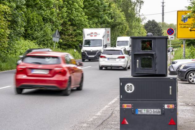 Semistationärer Blitzer an der B227, Hattinger Straße, eingesetzt von der Stadt Gelsenkirchen, Modell TraffiStar S350 von Jenoptik, das Gerät steht temporär, autark bis zu einer Woche, an verschiedenen Messpunkten, kann in 2 Richtungen messen und Blitzen, Lasermesstechnologie, Daten werden per Mobilfunk an die Stadt verschickt, ist auf einem geschützten Anhänger verbaut, im Volksmund auch Panzerblitzer genannt, hier eine 50km h Zone, NRW, Deutschland, Verkehrsblitzer