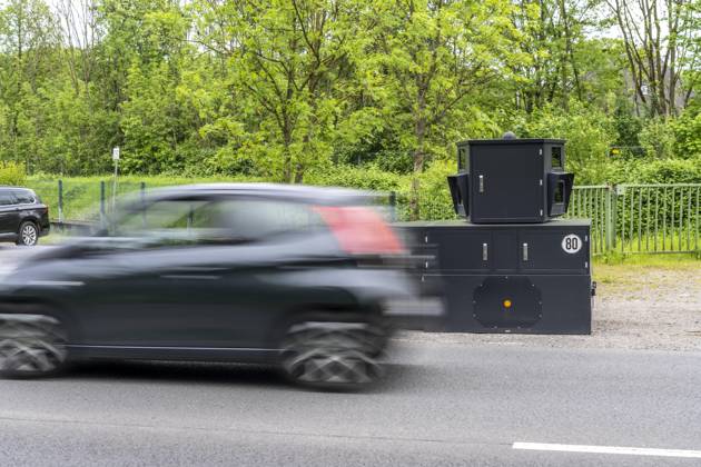Semistationärer Blitzer an der B227, Hattinger Straße, eingesetzt von der Stadt Gelsenkirchen, Modell TraffiStar S350 von Jenoptik, das Gerät steht temporär, autark bis zu einer Woche, an verschiedenen Messpunkten, kann in 2 Richtungen messen und Blitzen, Lasermesstechnologie, Daten werden per Mobilfunk an die Stadt verschickt, ist auf einem geschützten Anhänger verbaut, im Volksmund auch Panzerblitzer genannt, hier eine 50km h Zone, NRW, Deutschland, Verkehrsblitzer
