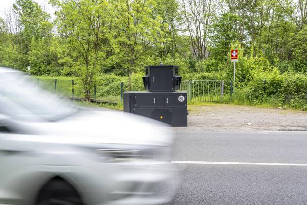 Semistationärer Blitzer an der B227, Hattinger Straße, eingesetzt von der Stadt Gelsenkirchen, Modell TraffiStar S350 von Jenoptik, das Gerät steht temporär, autark bis zu einer Woche, an verschiedenen Messpunkten, kann in 2 Richtungen messen und Blitzen, Lasermesstechnologie, Daten werden per Mobilfunk an die Stadt verschickt, ist auf einem geschützten Anhänger verbaut, im Volksmund auch Panzerblitzer genannt, hier eine 50km h Zone, NRW, Deutschland, Verkehrsblitzer
