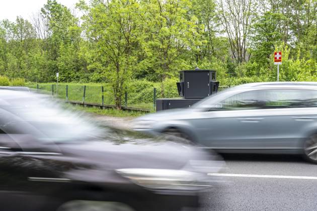 Semistationärer Blitzer an der B227, Hattinger Straße, eingesetzt von der Stadt Gelsenkirchen, Modell TraffiStar S350 von Jenoptik, das Gerät steht temporär, autark bis zu einer Woche, an verschiedenen Messpunkten, kann in 2 Richtungen messen und Blitzen, Lasermesstechnologie, Daten werden per Mobilfunk an die Stadt verschickt, ist auf einem geschützten Anhänger verbaut, im Volksmund auch Panzerblitzer genannt, hier eine 50km h Zone, NRW, Deutschland, Verkehrsblitzer