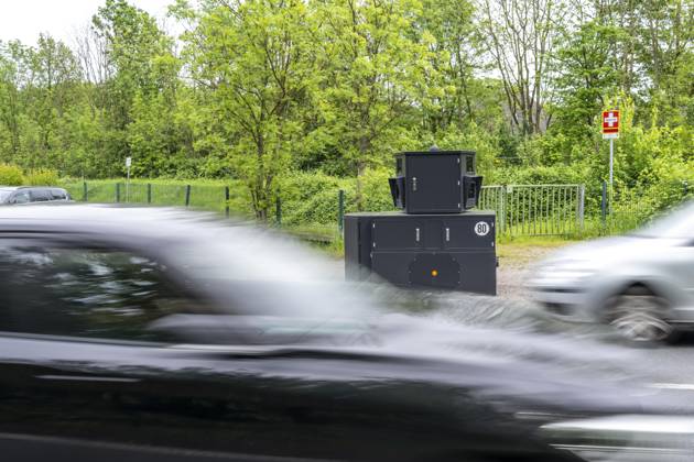 Semistationärer Blitzer an der B227, Hattinger Straße, eingesetzt von der Stadt Gelsenkirchen, Modell TraffiStar S350 von Jenoptik, das Gerät steht temporär, autark bis zu einer Woche, an verschiedenen Messpunkten, kann in 2 Richtungen messen und Blitzen, Lasermesstechnologie, Daten werden per Mobilfunk an die Stadt verschickt, ist auf einem geschützten Anhänger verbaut, im Volksmund auch Panzerblitzer genannt, hier eine 50km h Zone, NRW, Deutschland, Verkehrsblitzer