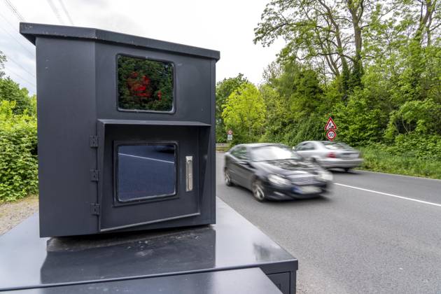 Semistationärer Blitzer an der B227, Hattinger Straße, eingesetzt von der Stadt Gelsenkirchen, Modell TraffiStar S350 von Jenoptik, das Gerät steht temporär, autark bis zu einer Woche, an verschiedenen Messpunkten, kann in 2 Richtungen messen und Blitzen, Lasermesstechnologie, Daten werden per Mobilfunk an die Stadt verschickt, ist auf einem geschützten Anhänger verbaut, im Volksmund auch Panzerblitzer genannt, hier eine 50km h Zone, NRW, Deutschland, Verkehrsblitzer