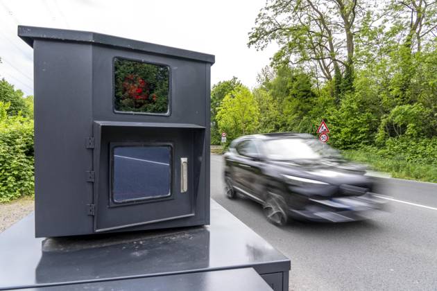 Semistationärer Blitzer an der B227, Hattinger Straße, eingesetzt von der Stadt Gelsenkirchen, Modell TraffiStar S350 von Jenoptik, das Gerät steht temporär, autark bis zu einer Woche, an verschiedenen Messpunkten, kann in 2 Richtungen messen und Blitzen, Lasermesstechnologie, Daten werden per Mobilfunk an die Stadt verschickt, ist auf einem geschützten Anhänger verbaut, im Volksmund auch Panzerblitzer genannt, hier eine 50km h Zone, NRW, Deutschland, Verkehrsblitzer