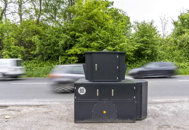 Semistationärer Blitzer an der B227, Hattinger Straße, eingesetzt von der Stadt Gelsenkirchen, Modell TraffiStar S350 von Jenoptik, das Gerät steht temporär, autark bis zu einer Woche, an verschiedenen Messpunkten, kann in 2 Richtungen messen und Blitzen, Lasermesstechnologie, Daten werden per Mobilfunk an die Stadt verschickt, ist auf einem geschützten Anhänger verbaut, im Volksmund auch Panzerblitzer genannt, hier eine 50km h Zone, NRW, Deutschland, Verkehrsblitzer