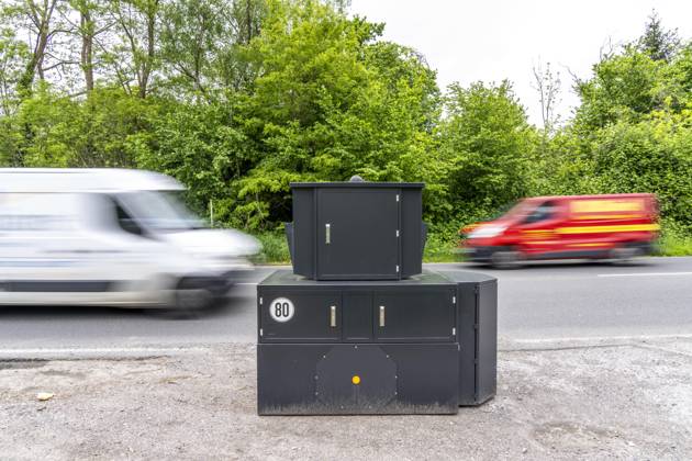 Semistationärer Blitzer an der B227, Hattinger Straße, eingesetzt von der Stadt Gelsenkirchen, Modell TraffiStar S350 von Jenoptik, das Gerät steht temporär, autark bis zu einer Woche, an verschiedenen Messpunkten, kann in 2 Richtungen messen und Blitzen, Lasermesstechnologie, Daten werden per Mobilfunk an die Stadt verschickt, ist auf einem geschützten Anhänger verbaut, im Volksmund auch Panzerblitzer genannt, hier eine 50km h Zone, NRW, Deutschland, Verkehrsblitzer