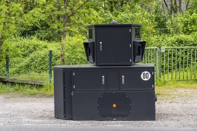 Semistationärer Blitzer an der B227, Hattinger Straße, eingesetzt von der Stadt Gelsenkirchen, Modell TraffiStar S350 von Jenoptik, das Gerät steht temporär, autark bis zu einer Woche, an verschiedenen Messpunkten, kann in 2 Richtungen messen und Blitzen, Lasermesstechnologie, Daten werden per Mobilfunk an die Stadt verschickt, ist auf einem geschützten Anhänger verbaut, im Volksmund auch Panzerblitzer genannt, hier eine 50km h Zone, NRW, Deutschland, Verkehrsblitzer
