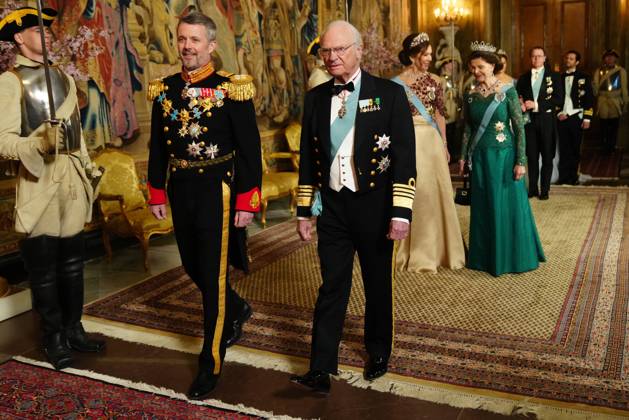 Bilder des Jahres 2024, Entertainment 05 Mai Entertainment Themen der Woche KW19 Entertainment Bilder des Tages Stockholm (Sweden), 06 05 2024.- Danish King Frederik X (L) and Queen Mary (rear-L) arrive with Swedish Queen Silvia (rear, R) and King Carl XVI Gustaf of Sweden (front, R) prior a gala dinner, hosted for Denmark s King Frederik X and Queen Mary, at the Royal Palace in Stockholm, Sweden, 06 May 2024. The Danish royal couple is on their first state visit to Sweden, during which, the royal couple will among other things, meet Danish and Swedish astronauts, visit the fleet station Berga and attend the gala dinner at the Royal Palace. (Dinamarca, Suecia, Estocolmo) Gala dinner for Danish royal couple on state visit in Stockholm !ACHTUNG: NUR REDAKTIONELLE NUTZUNG! Copyright: xIDAxMARIExODGAARDx EA1610 20240506-55013494936_1