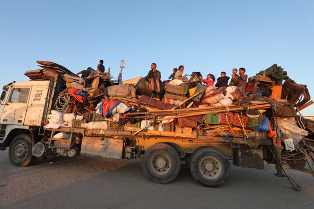 Bilder des Jahres 2024, News 05 Mai News Themen der Woche KW19 News Bilder des Tages Displaced Palestinians, including women and children, carry their belongings on cars and truks after an evacuation order issued by the Israeli army, in El-Zawaida, Central Gaza Strip, 06 May 2024. The Israeli military stated on 06 May that the IDF has called on the residents of eastern Rafah to temporarily evacuate to an expanded humanitarian area. The statement came ahead of an expected Israeli offensive on the city. More than 34,600 Palestinians and over 1,455 Israelis have been killed, according to the Palestinian Health Ministry and the Israel Defense Forces (IDF), since Hamas militants launched an attack against Israel from the Gaza Strip on 07 October 2023, and the Israeli operations in Gaza and the West Bank which followed it. Pho Copyright: xapaimagesxOmarxAshtawyx xapaimagesx
