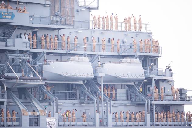 Bilder des Jahres 2024, News 05 Mai News Themen der Woche KW19 News Bilder des Tages 07.05.2024 - Boris Pistorius (SPD) beim Marinestützpunkt in Wilhelmshaven: Der Bundesverteidigungsminister verabschiedet am Marine Stützpunkt Wilhelmshaven die Besatzung des Einsatzgruppenversorgers (EGV) FGS Frankfurt am Main, Flotte A1412. Sie ziehen mit der Fregatte Baden-Württemberg in den Einsatz Indo-Pazifik, bei dem die Deutsche Luftwaffe und Deutsche Marine beteiligt sind. Im Bild: Die Soldaten winken zu ihren Angehörigen. , Wilhelmshaven Niedersachsen Deutschland Marine Stützpunkt