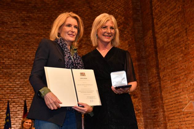 Dr. Maria Furtwängler und Ulrike Scharf Verleihung der Bayerischen Staatsmedaille für soziale Verdienste 2024 Heilige Hofkirche München 07. Mai 2024