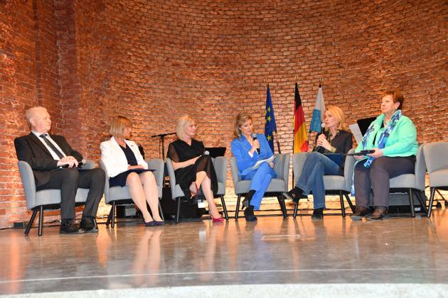 Gruppenbild auf der Bühne Verleihung der Bayerischen Staatsmedaille für soziale Verdienste 2024 Heilige Hofkirche München 07. Mai 2024