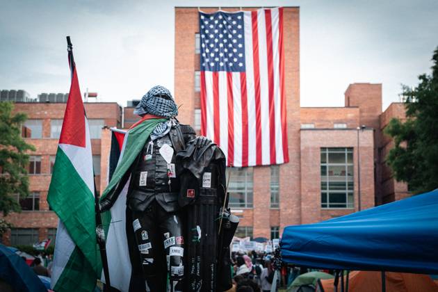 News Bilder des Tages May 7, 2024, Washington, District of Columbia, USA: The statue of George Washington at the GWU was defaced with Palestinian flags, kefiyeh and stickers in a Gaza solidarity encampment now on its 13th day. It is the twelfth day of the pro-Palestine encampment at GWU as cease-fire talks to end the war in Gaza continue. Hamas is agreeing to free hostages for an Israeli troop withdrawal. The president of George Washington University called the ongoing protest encampment on campus unlawful and warned of the potential danger it is growing into. Washington USA - ZUMAs197 20240507_aaa_s197_382 Copyright: xCandicexTangx