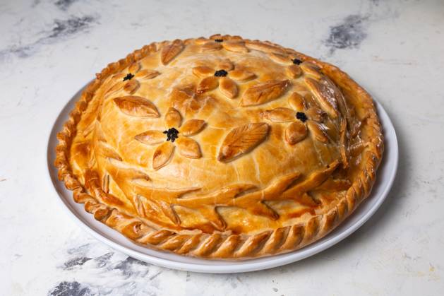 IMAGO Creative, Food, Pot Pie hot homemade pie on the table. pie with filling hot homemade pie on the table. pie with filling. Copyright: x RECORD DATE NOT STATED